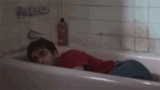 banho, narik bath, penny tbv banheiro, filme de criatura desconhecida 1983, taylor kitch naval fighting do filme
