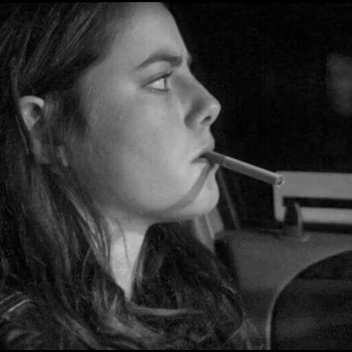 mujer joven, kaliningrado, gemido de efectos, fotos de tsoi, effy stonem con un cigarrillo