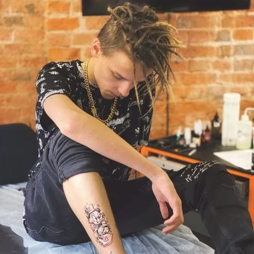 jeune homme, yegor ship, tatouer, tatouages des épines de yegor, photographie par yegor hipp