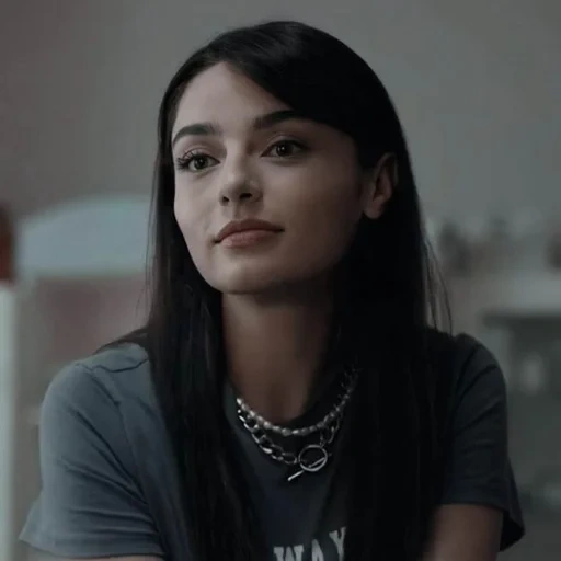 aichi, jovem, ozge yagiz, camila mendes, linda série decenses