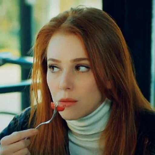 omer difne, kiral'k ašk, difne hanim, elchinsangu, a beleza da menina