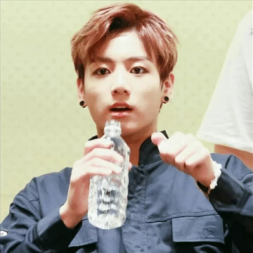 chongguo, zheng zhongguo, bts jungkook, chonguk minum air, drama pop