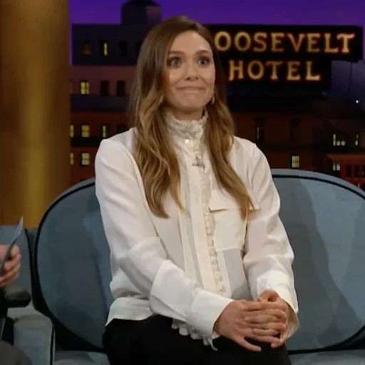 junge frau, elizabeth olsen, die späte späte show, elizabeth olsen nase, elizabeth olsen nimmt an der show the late show 2022 teil