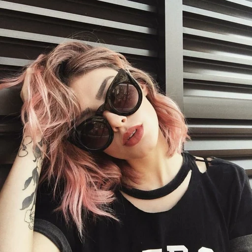 mujer joven, gafas de moda, al estilo de la roca, chicas hermosas, dalila khusnutdinova