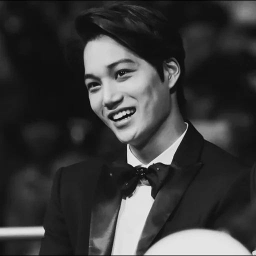 kai, k pop, ye hokai, kim jongin, jin chuning disse con un sorriso