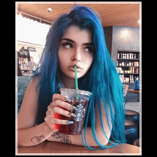 jovem, cabelo azul, cabelo azul, a cor do cabelo é azul, garota com cabelo azul