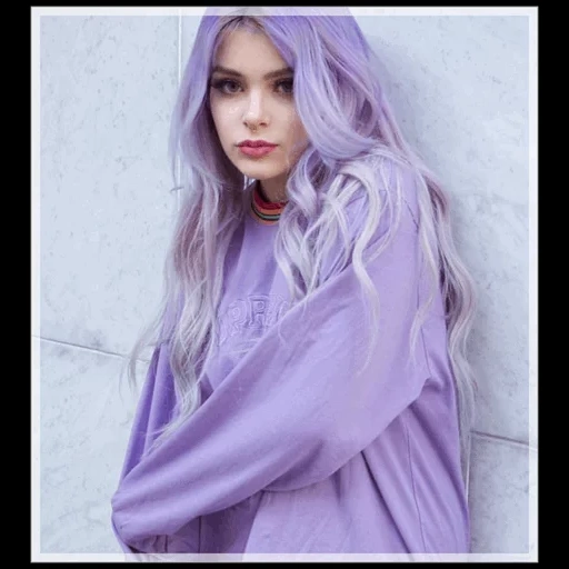 jeune femme, la couleur des cheveux est gris, cheveux lilas, couleur de cheveux violet, fille aux cheveux lilas