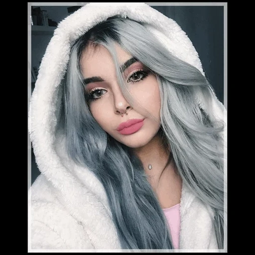 femme, jeune femme, cheveux argentés, les cheveux sont gris, couleur de cheveux argentés