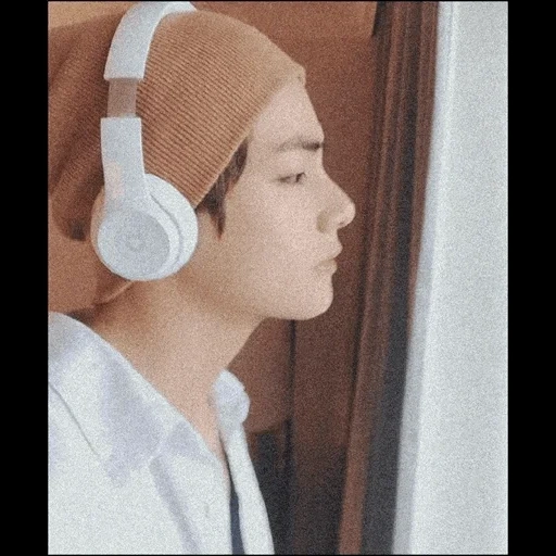 taehyung, чон чонгук, ким тэ хён, bangtan boys, наушники тэхён бтс