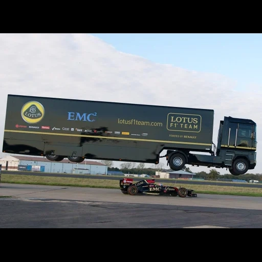jovem, o caminhão voa, o caminhão é verdadeiro, caminhão com um trailer, trator de equipe lotus f1