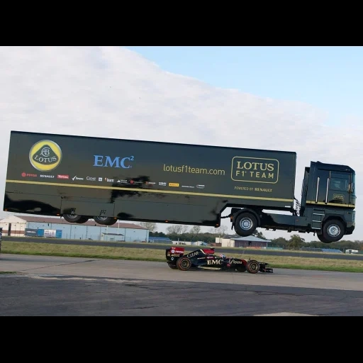 jeune femme, le camion mouche, le camion est vrai, camion avec une remorque, tracteur d'équipe lotus f1