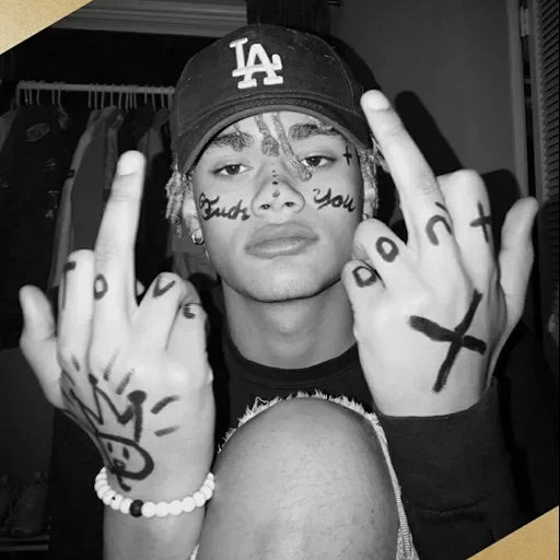 der junge mann, zion kuwonu, maggie lindemann, dunkelhäutiger junge, trippie redd juice world