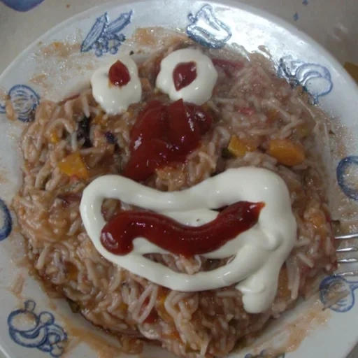 meme oculare, ketchup alla maionese, articoli sul tavolo, pidorashije hlučevo, macaroni alla maionese