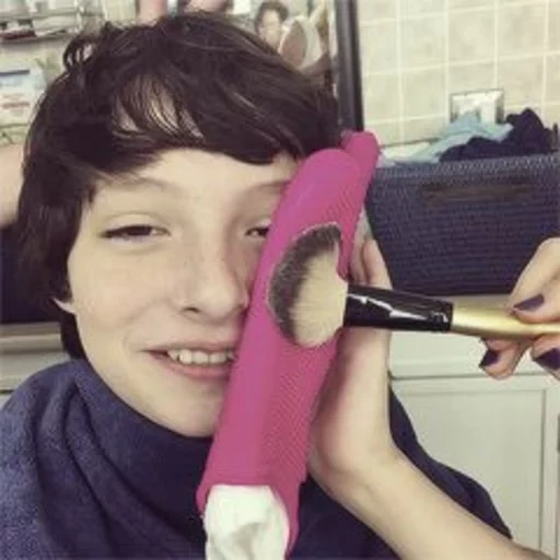 anak laki-laki, bobby brown, finn wolfard, millie bobby, millie bobby brown