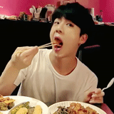 bts jin, bts ramen, anak laki laki bangtan, kim sokjin makan, jin bts makan ramen