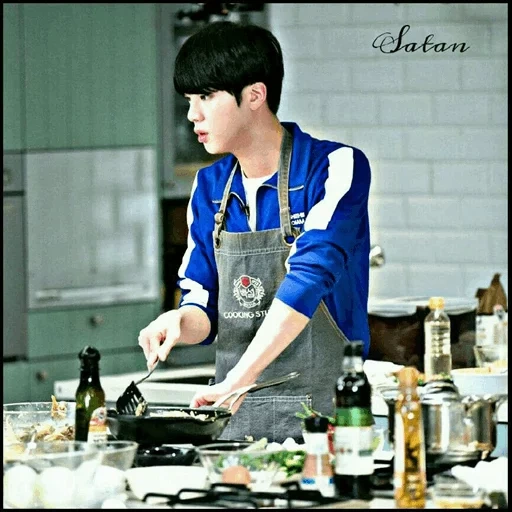 jin bts, bangtan boys, jean bts memasak, celemek kim soo jin, kim soo jin sedang memasak