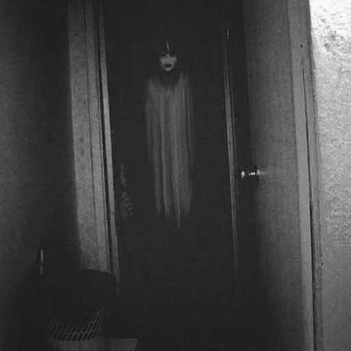 ужасы, человек, черный человек, страшная дверь, страшное существо за дверью