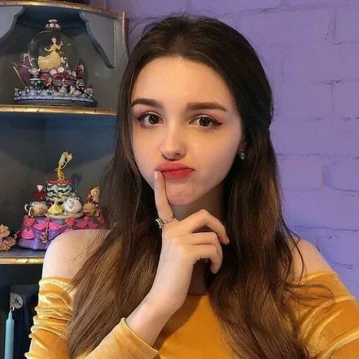 chica, elina karimova, belleza de la niña, la chica es hermosa, clavo de uñas 2021