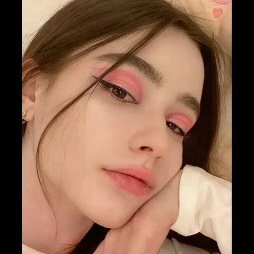 giovane donna, bella ragazza, trucco perfetto, trucco coreano, trucco di dasha taran