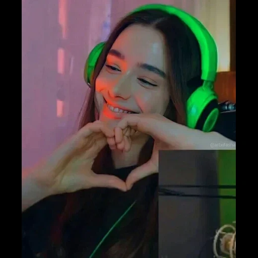 orang, gadis, streaming tweet, the girl streamer, dasha taran tevich