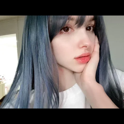 jovem, penteados fofos, cabelo coreano, maquiagem coreana, a cor do cabelo é azul