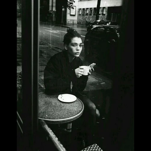 oscuridad, café del siglo xx, chica cafe cb, foto en blanco y negro, bob dylan world gone wrong