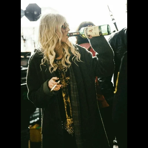 la ragazza, la scoperta, taylor momson, taylor momson fuma, the pretty reckless