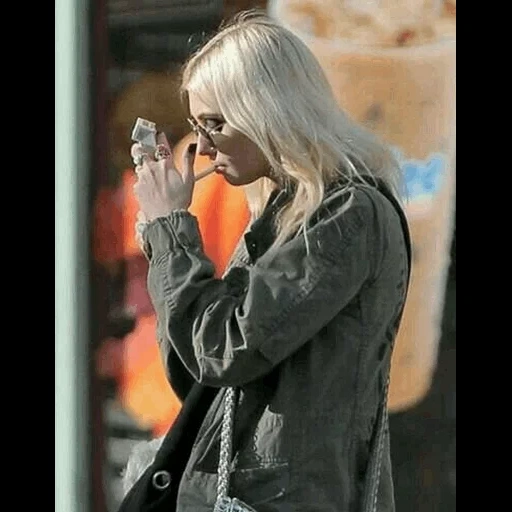 pernas, taylor momsen, fumando garota, taylor momsen fuma, taylor momsen paparazzi