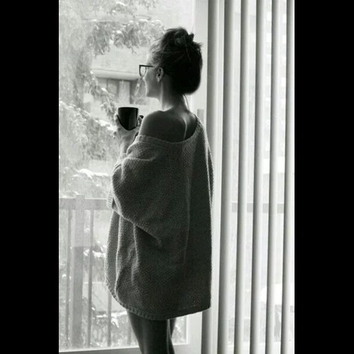 jovem, mulher, inverno aconchegante, garota de café de volta, coffee girl by the window