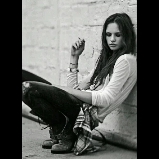 mujer, tipo gelang, fotografía de postura, foto en blanco y negro, fotos basura en la pared