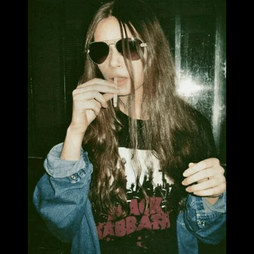 estilo grange, grunge da garota, garota, adolescentes do século 21, grunge girl com um cigarro