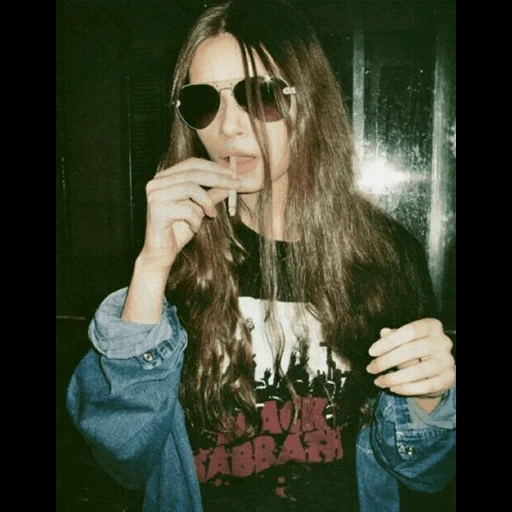 grange stil, mädchengrunge, grand girl, teenager des 21 jahrhunderts, grunge mädchen mit einer zigarette