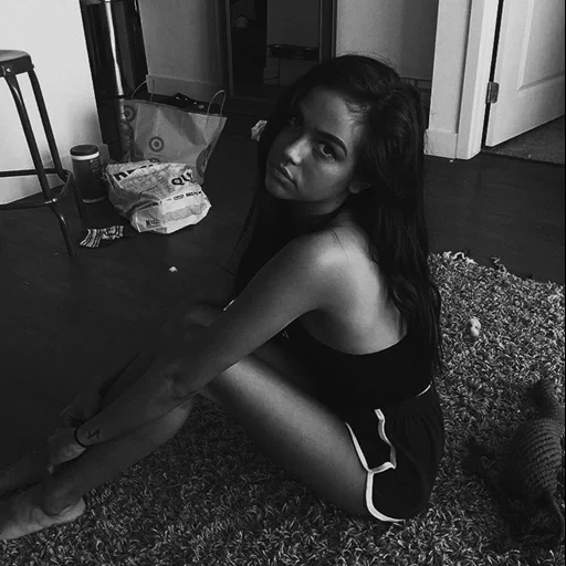 filles, les grandes filles, la fille est belle, maggie lindemann feet