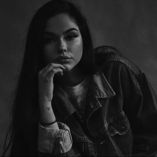 mujer, mujer joven, blanco negro, maggie lindemann, chicas hermosas