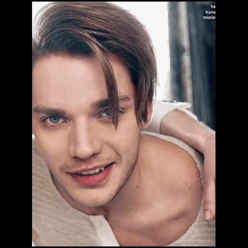 die schauspieler, dominic sherwood, sebastian stein, schild der liebe olga lucesar, dominic sherwood lächelt