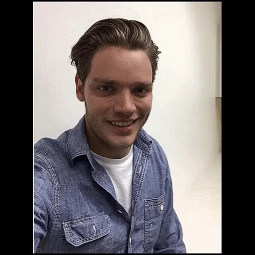 männlich, fernsehschauspieler, dominic sherwood, hunter in der dämmerung, selfie von dominic sherwood