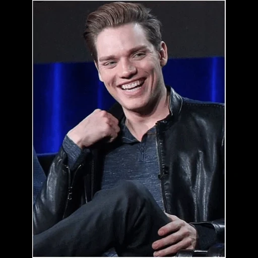 der junge mann, dominic sherwood, dominic sherwood 2020, jamie campbell ball, jess der jäger der dämmerung