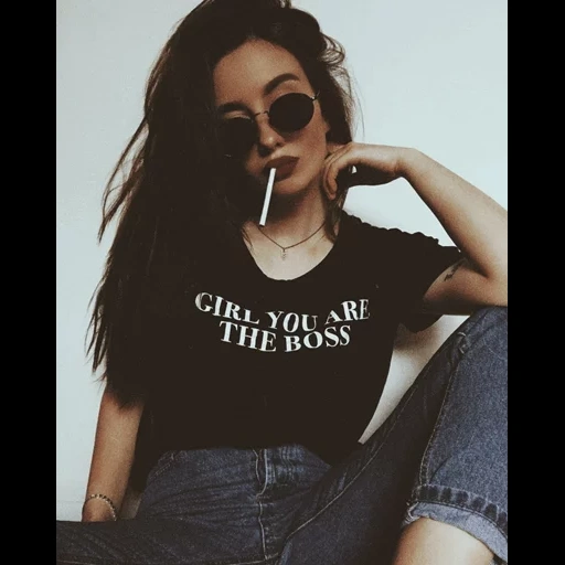 audaz, jovem, garota, alina badgirlsgetdrunk, grunge girl com um cigarro