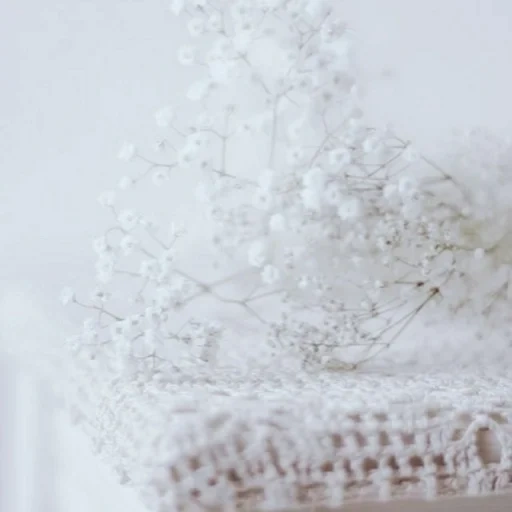 снег, белая елка, зимний фон, белые цветы, белые блестки