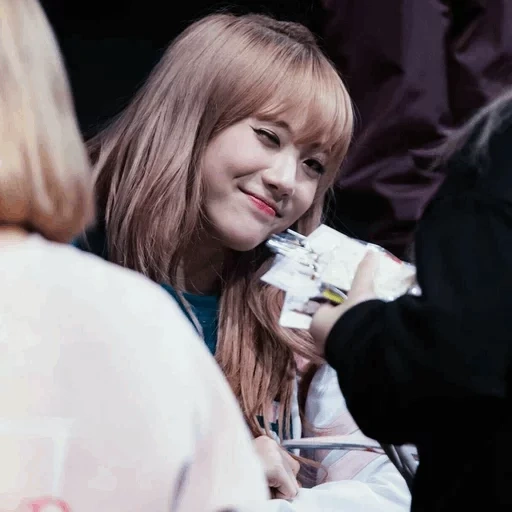 mujer joven, rosa negro, dos veces jihyo, blackpink lisa, jichey dos veces sin maquillaje