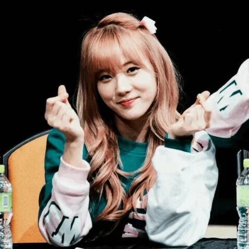 kpop, jeune femme, aoa yuna, momo deux fois, lalisa manoban sourire