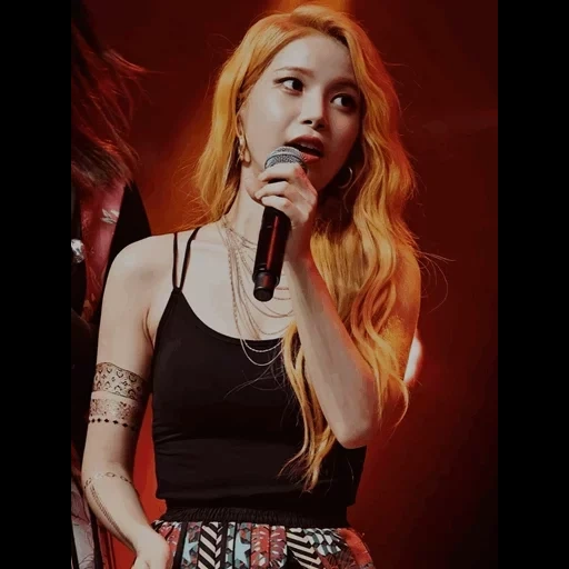 jeune femme, hannah à une fête, mamamoo red moon, kpop solaire lunaire, solaire égoïste mamamoo