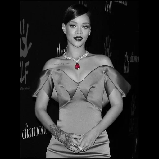 rihanna, wanita muda, salma hayek, rihanna bola berlian, bintang alexander mcqueen