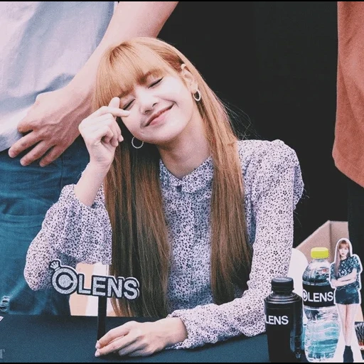 gadis, blackpink, blackpink lisa, blackpink lalisa, lalisa manoban tampilkan fak