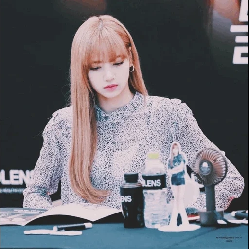 la ragazza, polvere nera, lisa blackpink, blackpink lalisa, blackpink x olens 60s twk