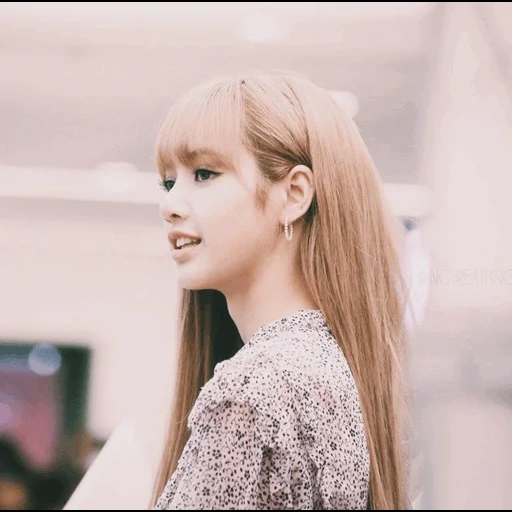 jeune femme, lalisa manoban, lisa blackpink, lalisa manoban sur le côté, lalisa manoban princesse