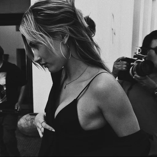 the girl, the people, jennifer aniston, jennifer aniston backless, jennifer aniston frisuren