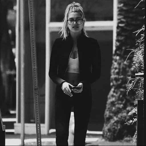 jeune femme, gigi hadid, style à la mode, haley baldwin, leggings haley baldwin