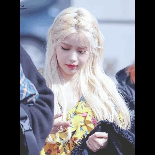 kim yong-sun, mamamoo matahari, gadis asia, mamamoo solar blonde, mamamooo matahari tanpa riasan