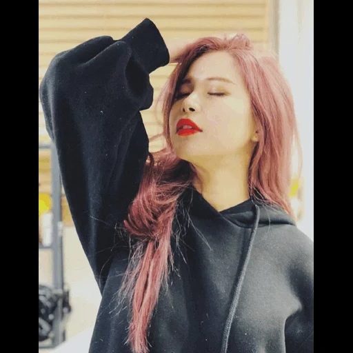 young woman, mamamoo mv, mamamoo hwasa, red gray hair, luanna perez punk 2021